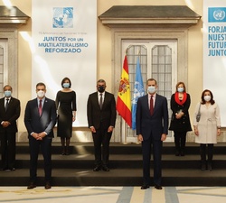 Su Majestad el Rey junto a los embajadores de los países asociados a la iniciativa "Juntos por un multilateralismo reforzado"